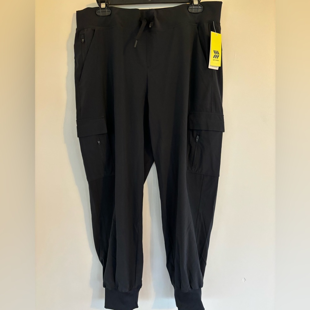 NWT All In Motion Women’s Black Above Ankle Comfort Stretch Cargo Pants Size L